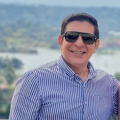 Retrato de un abogado especialista en derecho administrativo.